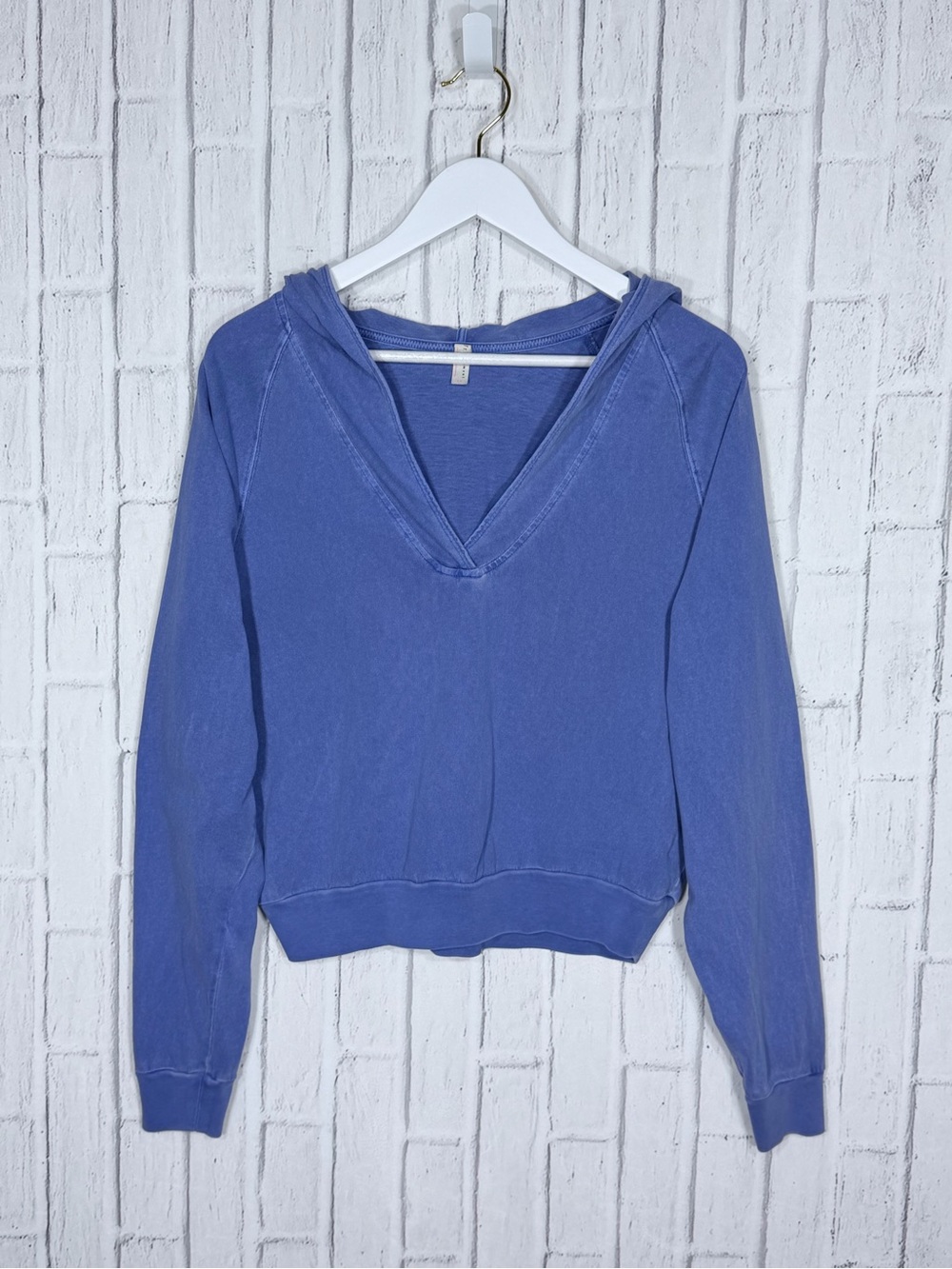 💙 Free People Blue Washed Deep V-Neck Hoodie Pullover Size Small